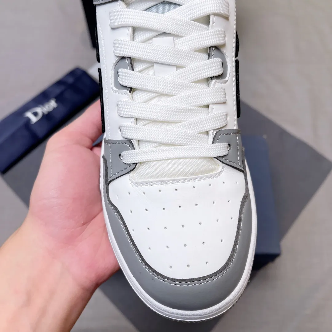 P420 Dior B57 low-top sneakers 2024 spring men's series new product launch [Celebrate][Celebrate][Celebrate], reinterpret the basketball shoe design and become Dior's classic item [strong][strong][strong], carefully crafted in black and cream white smooth cowhide, with beige suede, and the leather CD logo is displayed on the side Zhi, the tongue, sole and back side are decorated with various distinctive details to enhance the style[666][666], while the eyelet details, topstitching and rubber panels highlight the dynamic charm of its athletic style[strong][strong][strong]. It has a two-color rubber sole, which can be matched with various clothing to create a refined look. Size: 38 to 45 No. 067